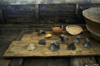 La céramique de cuisine et la lampe sont disposées sur des planches en résineux qui protégeaient le fond de la coque  (cliché R. Bénali © Studio Atlantis, Mdaa/CG13)