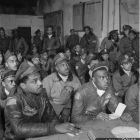 Mars 1945, à la base de Ramitelli en Italie, des Tuskegee Airmen reçoivent leurs instructions de mission (Source : https://www.nationalmuseum.af.mil/ © National museum of USAF)