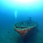 L'Insuma reposant sur sa quille à 46 mètres de profondeur (© Corse Images Sous-Marines)